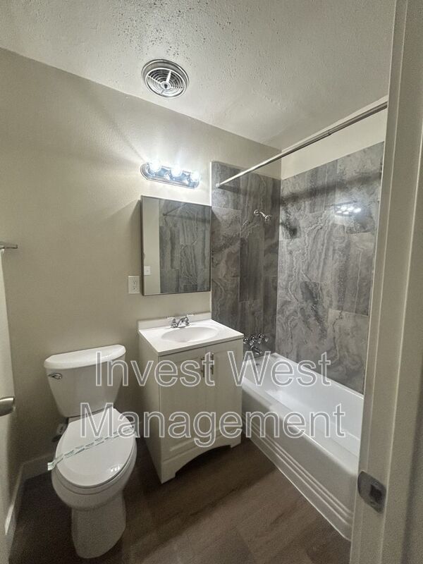 Foto del edificio - 1806 E 4th Plain Blvd