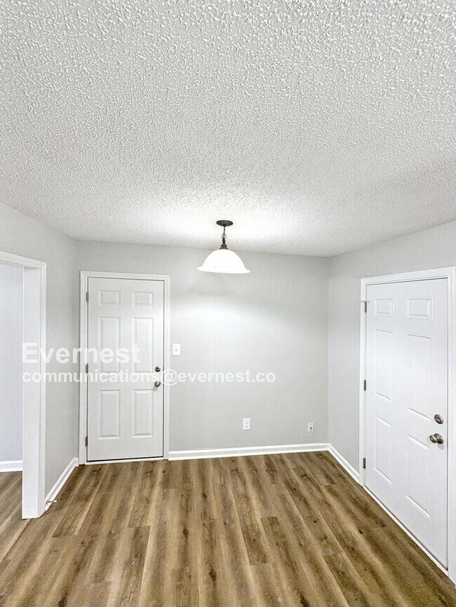 Building Photo - 204 Sherwood Loop