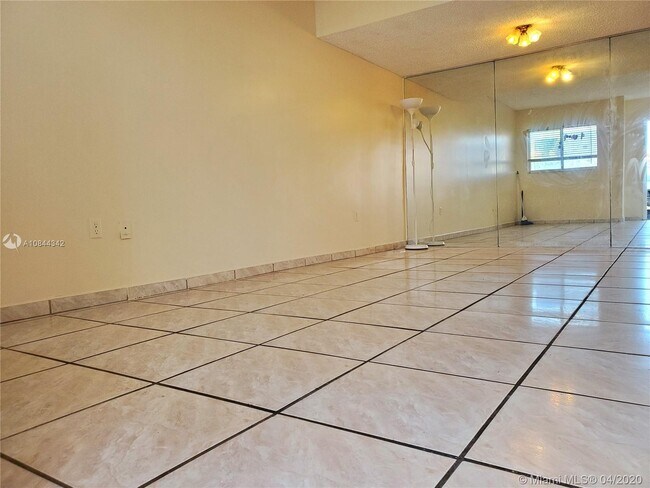 Foto del edificio - 800 SW 104th Ct