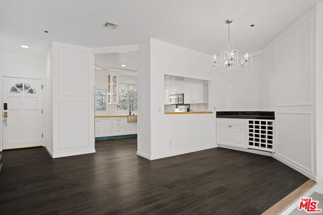 Building Photo - 850 N Poinsettia Pl