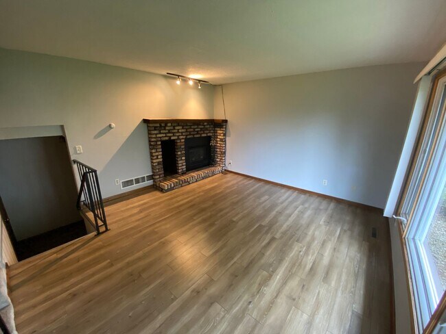 Building Photo - New Renovated 2br/1ba Townhome in Apple Va...