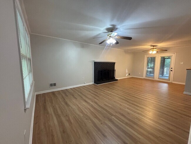 Foto del edificio - 132 Garden Springs Rd