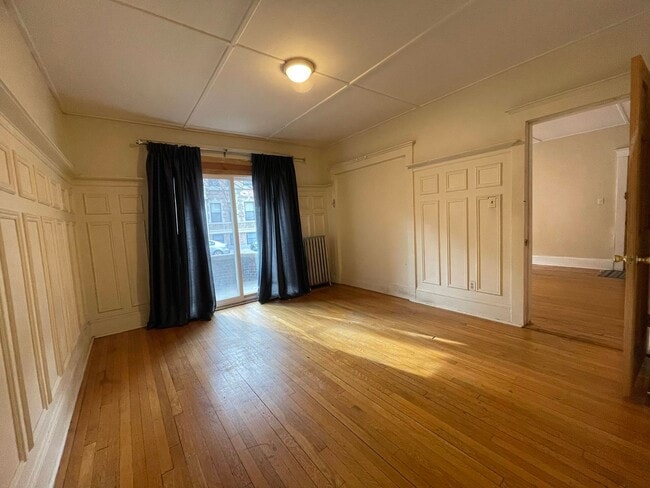 Building Photo - 4bd/2Ba with Separate Offices (or Storage Rooms) Attached to Bedrooms; Heat/Hot Water Included!
