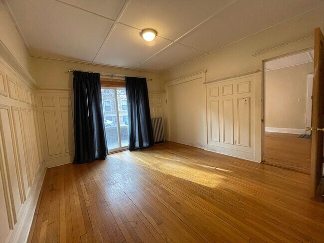 Foto del edificio - 4bd/2Ba with Separate Offices (or Storage Rooms) Attached to Bedrooms; Heat/Hot Water Included!