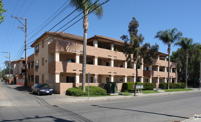 Building Photo - Oak Street Apartments
