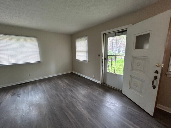 Living Rm - 2025 Ayers Ave