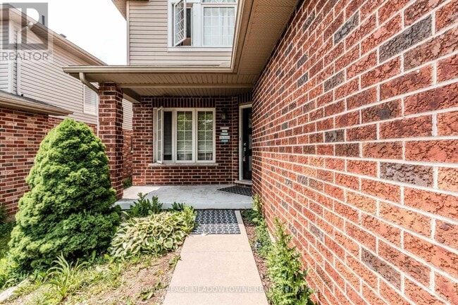 Building Photo - 893 Bitterbush Crescent