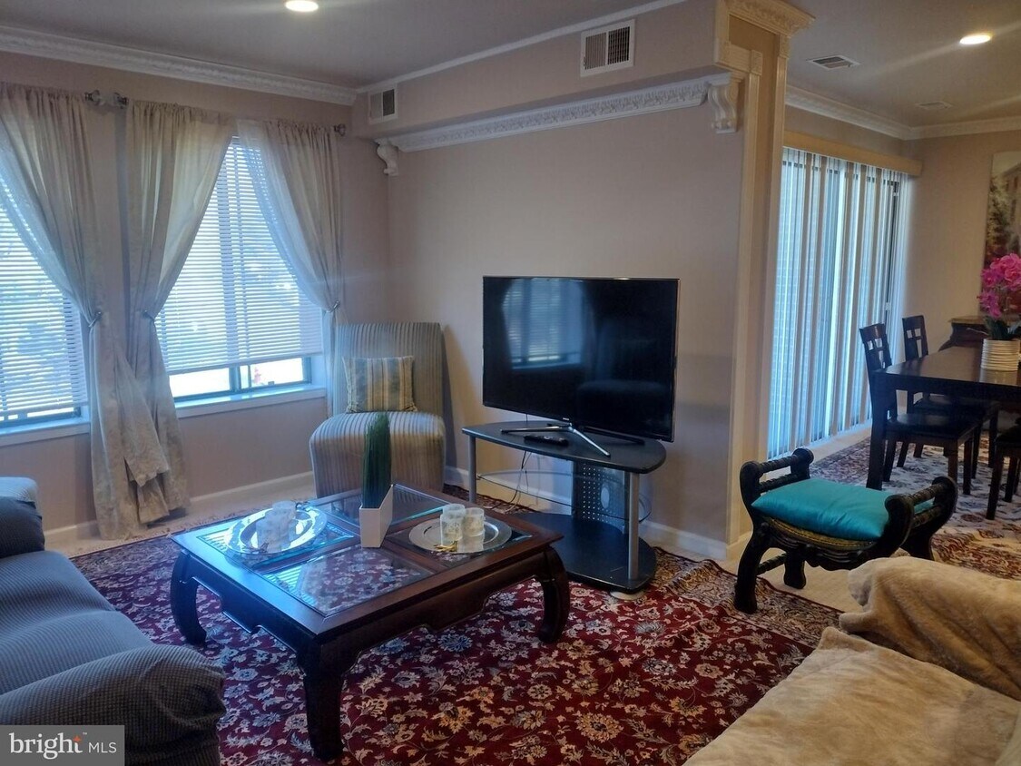 Foto principal - 5805 Edson Ln