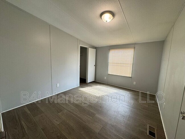 Building Photo - 152 West Lakeview Drive