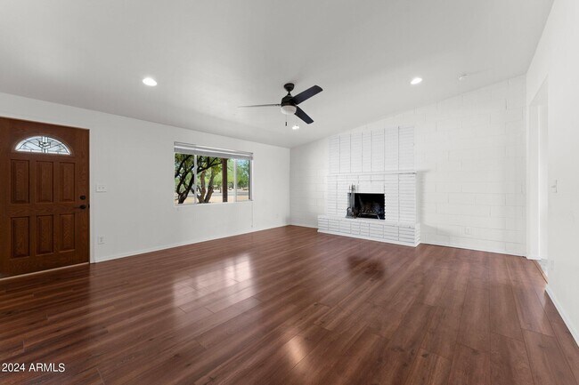 Foto del edificio - 3329 E Greenway Ln