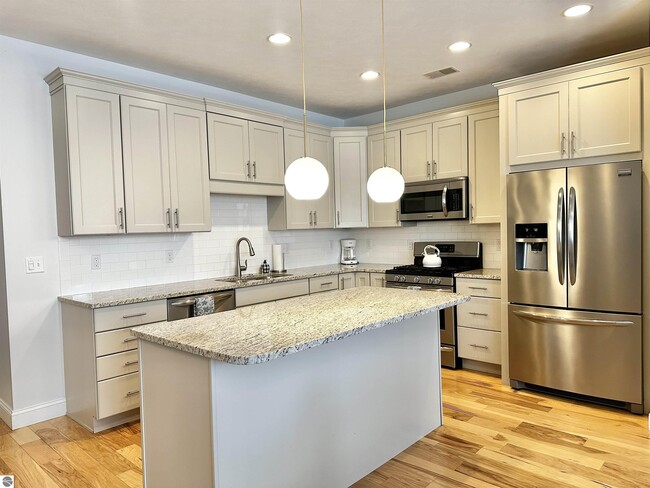 Building Photo - 982 Lake Ridge Dr