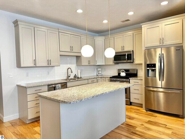 Foto del edificio - 982 Lake Ridge Dr