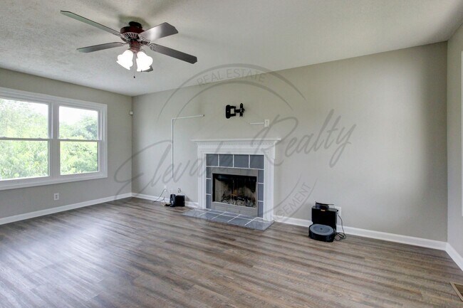 Foto del edificio - Three Bedroom On One Acre Lot in Clarksvil...