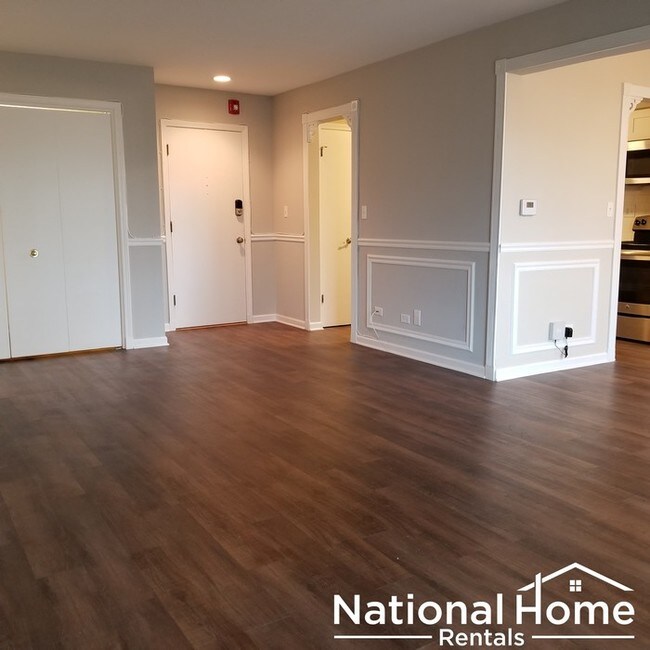Building Photo - 711 E Falcon Dr