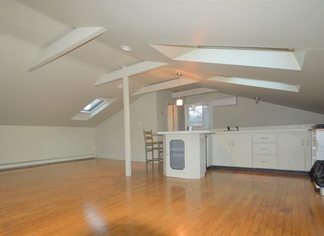Building Photo - 571 Bellevue Ave