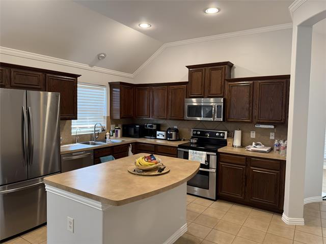 Building Photo - 8315 Summerset Dr