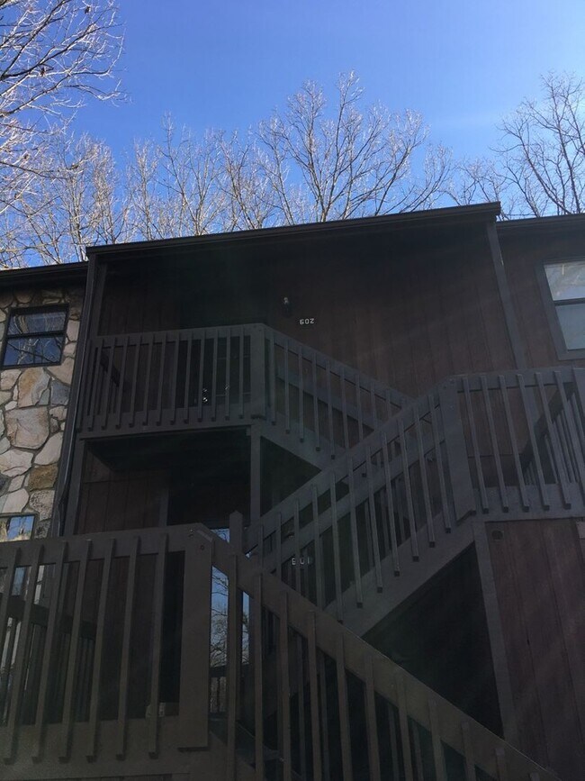Building Photo - 2 bed/2 bath upper level condo-Available i...