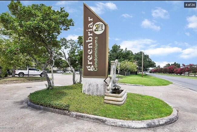 Foto del edificio - 220 Doucet Rd