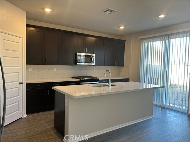 Foto del edificio - 35374 Hutchinson Pl