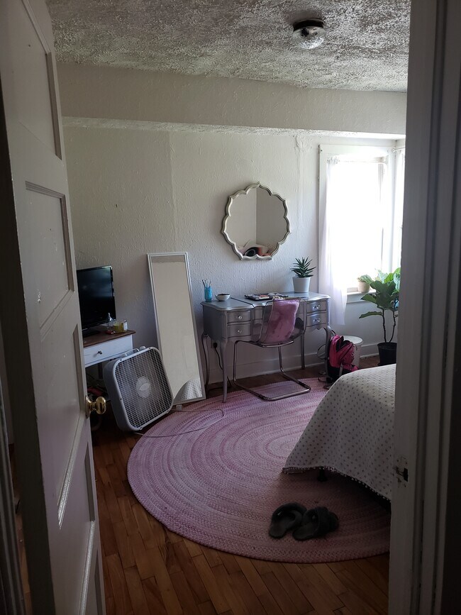 113.5 Bedroom - 113 Louis St