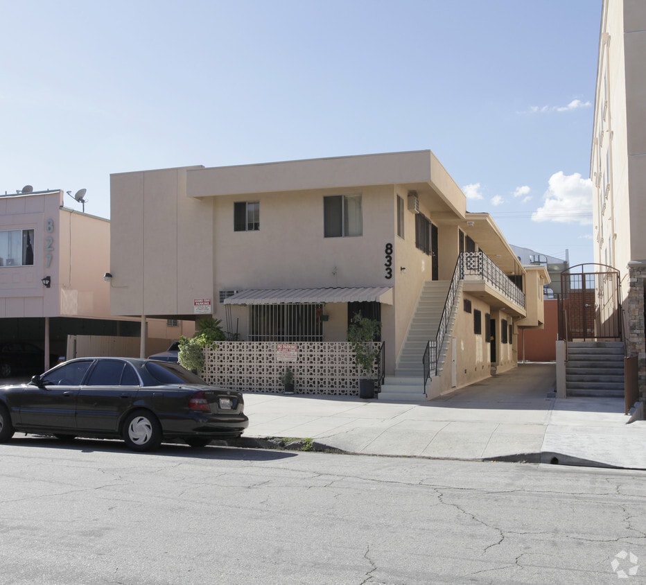 Primary Photo - 833 N Hudson Ave
