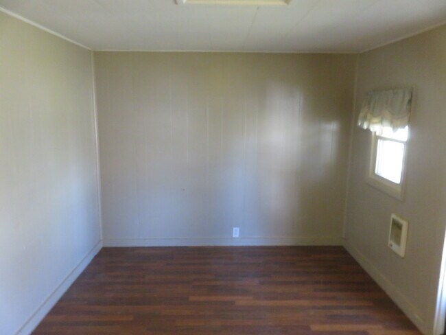 Building Photo - 108 1/2 E School St