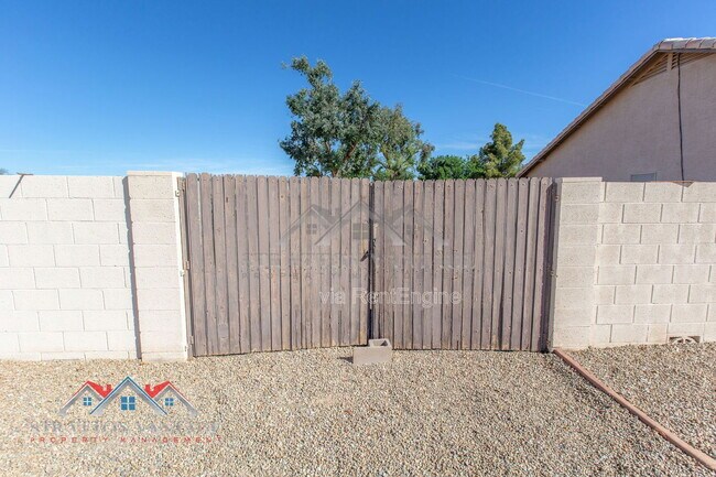 Foto del edificio - 8760 E Winnston Cir