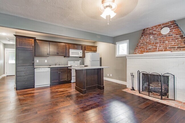 Foto del edificio - COLLEGE PRE-LEASING