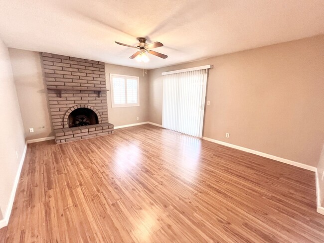 Foto del edificio - $2,195 Sierra & Clovis, 3 Bedroom - Paul A...