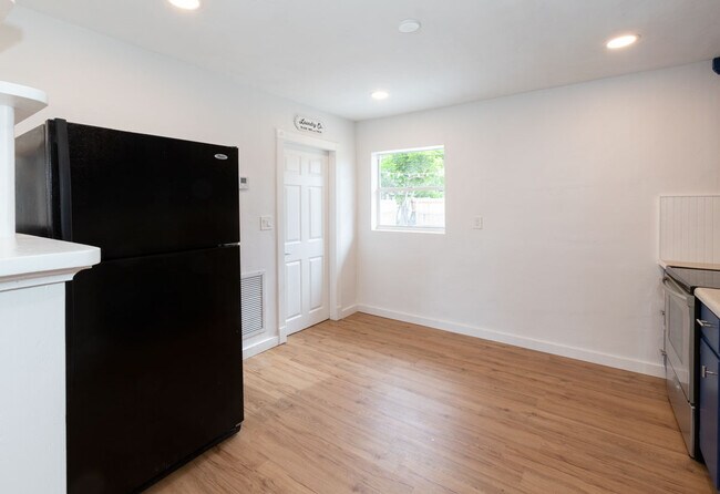 Building Photo - 2854 NE Hickory Ridge Ave