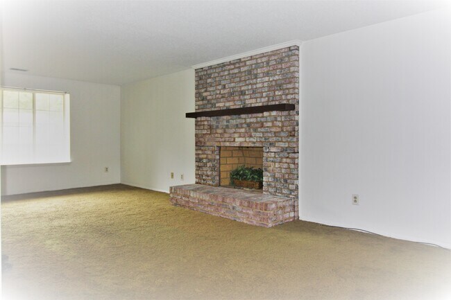 Foto del edificio - 8200 Mahogany Dr