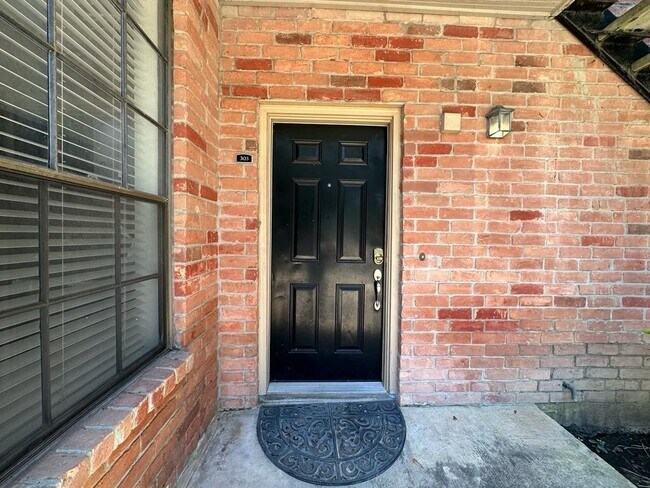 Building Photo - 2255 Braeswood Park Dr