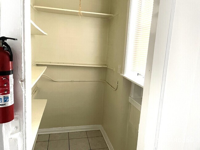Foto del edificio - 2551 N Avers Ave