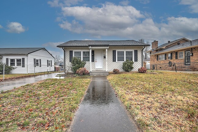 Building Photo - 2 Bedroom /  1 Bath Home Kingsport TN