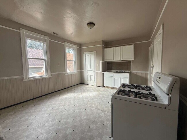 Foto del edificio - An affordable 2-bedroom, 1-bath unit available now!