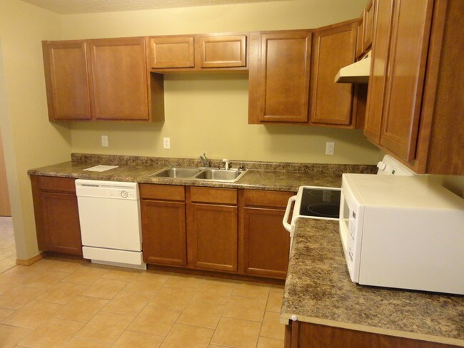 Building Photo - ISU/HEARTLAND STUDENTS- 3-4 Bedroom Apartment