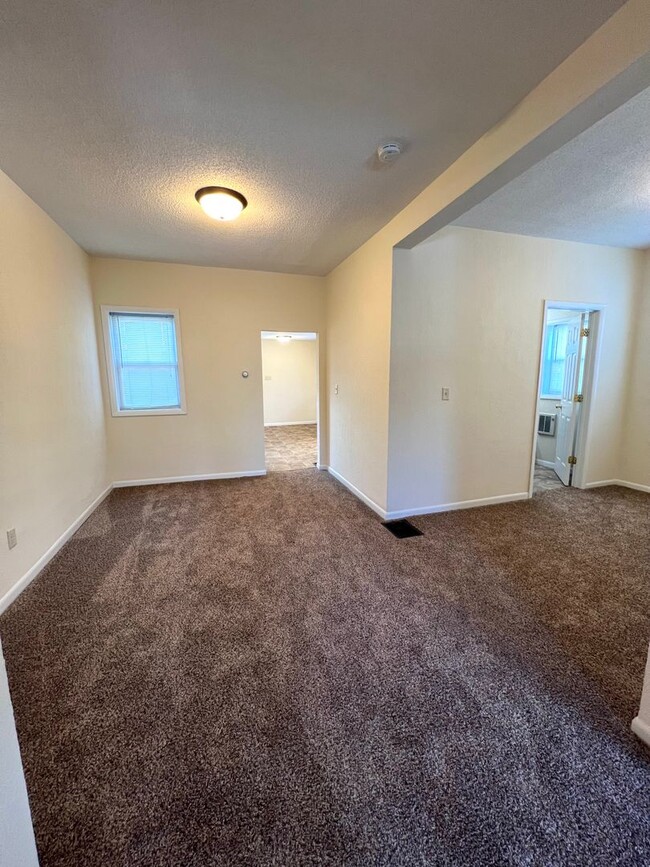 Building Photo - AVAILABLE FEBRUARY 1 - 3 Bed, 1 bath House!