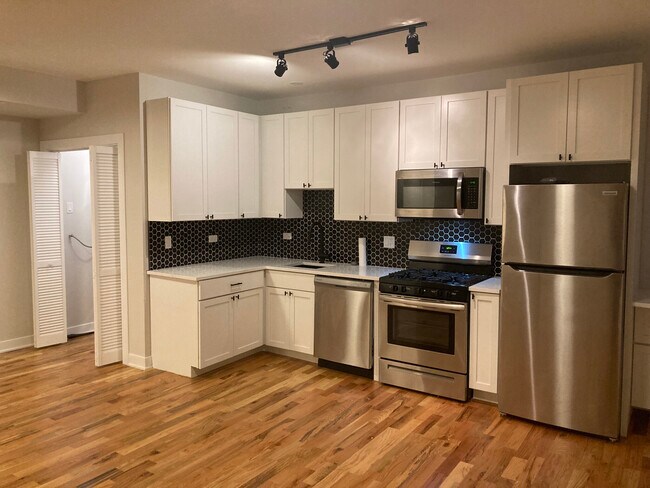 Building Photo - 656 W Wrightwood Ave