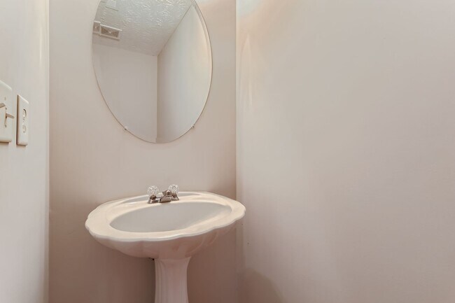 Foto del edificio - 2 Story Townhome - Housing Choice Accepted