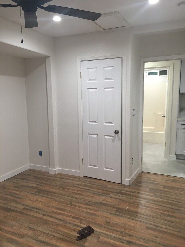Armario - 1048 W 60th Plz