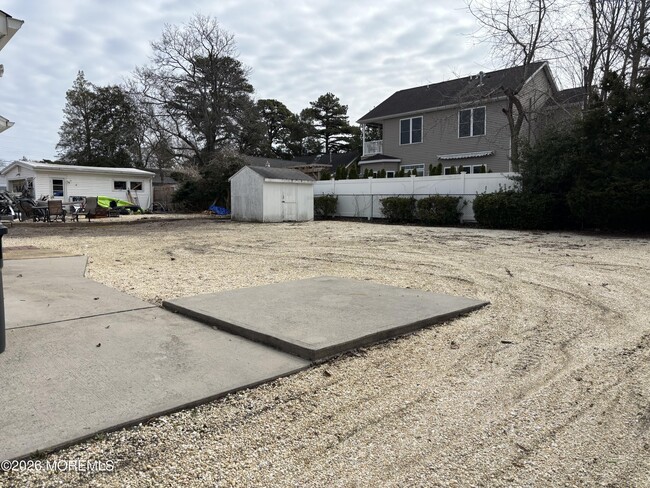 Building Photo - 507 Riverside Dr S
