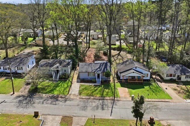 Building Photo - 250 Maple St