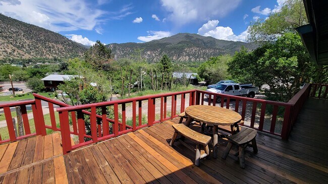 Foto del edificio - 719 Red Mountain Dr