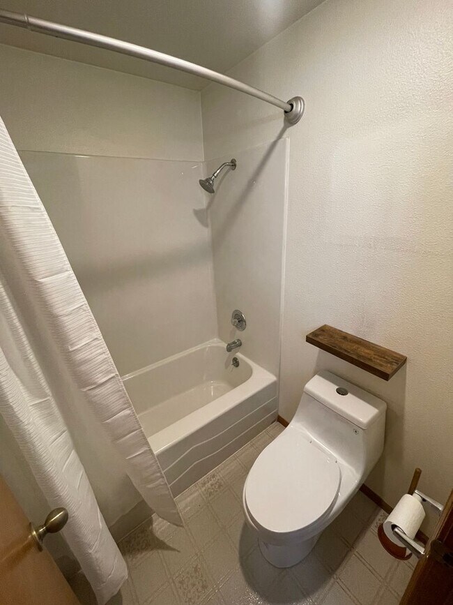 Foto del edificio - 3 Bedroom Home on Large Corner Lot!