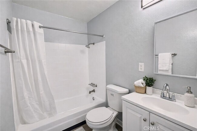 Building Photo - 815 N Rose Ave