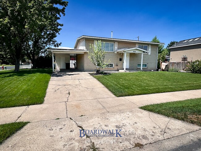 Foto del edificio - Spacious 4-Bed Home with In-Law