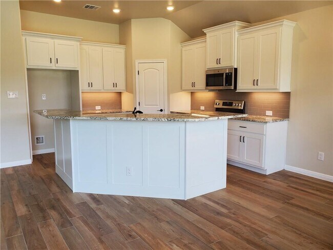 Building Photo - 513 Seabiscuit Dr