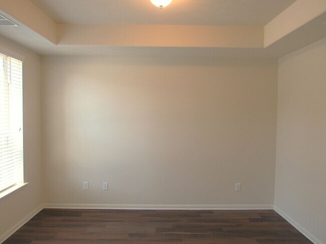 Building Photo - Spacious, Modern and Conveniently Located ...