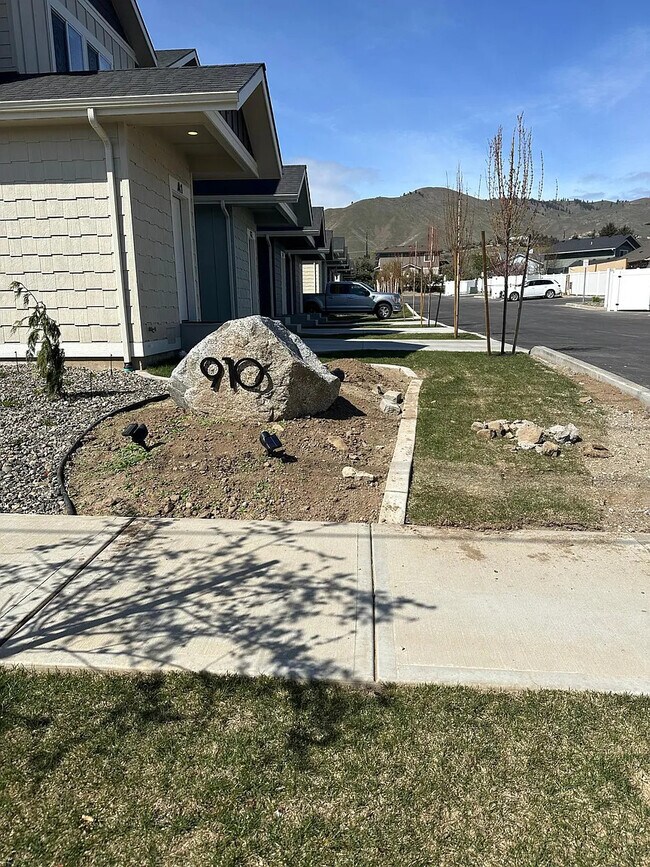 Foto del edificio - 910 Poplar Ave