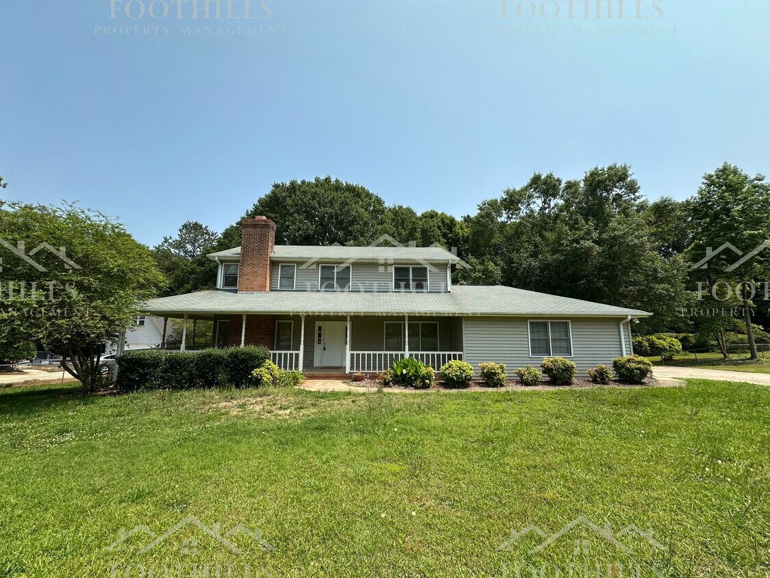 Foto principal - Comfort & Space in a Great Location! 3-Bed...